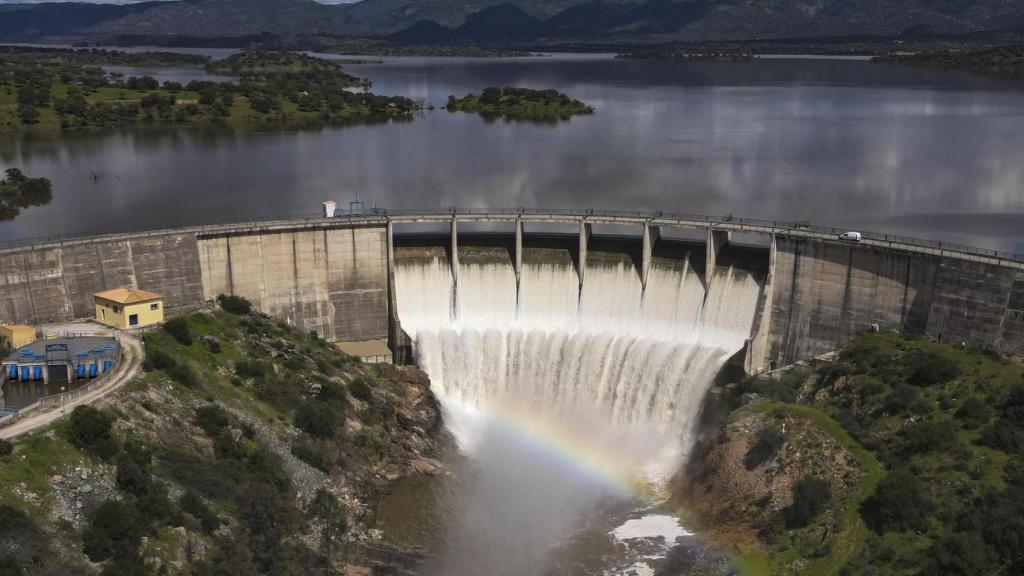 El embalse de Melonares, en la Sierra Norte de Sevilla, desembalsa agua tras las intensas lluvias de las ultimas semanas.