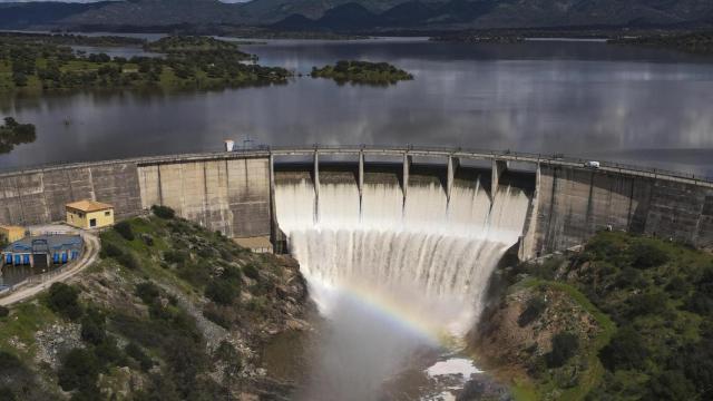 El embalse de Melonares, en la Sierra Norte de Sevilla, desembalsa agua tras las intensas lluvias de las ultimas semanas.