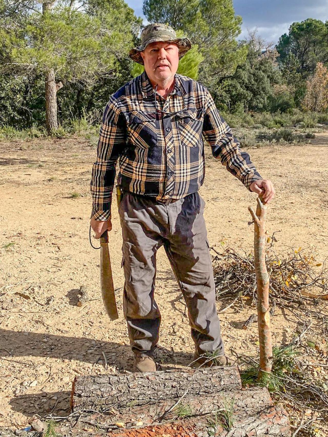 El experto en supervivencia Ignacio Luis Ortega, durante uno de los cursos que imparte en Andalucía.