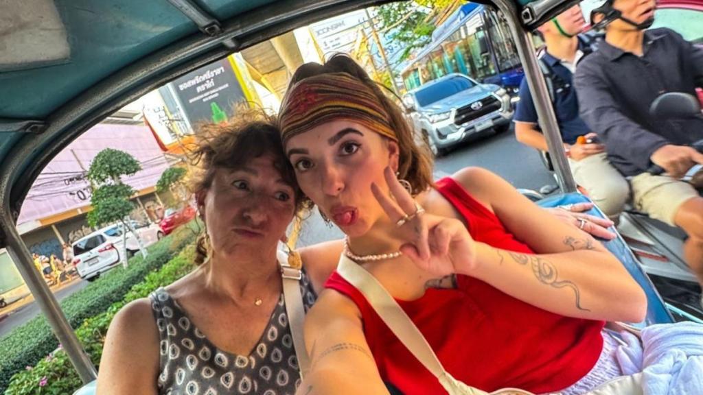 Lucía Soncín y su madre, días antes del seísmo en Bangkok.
