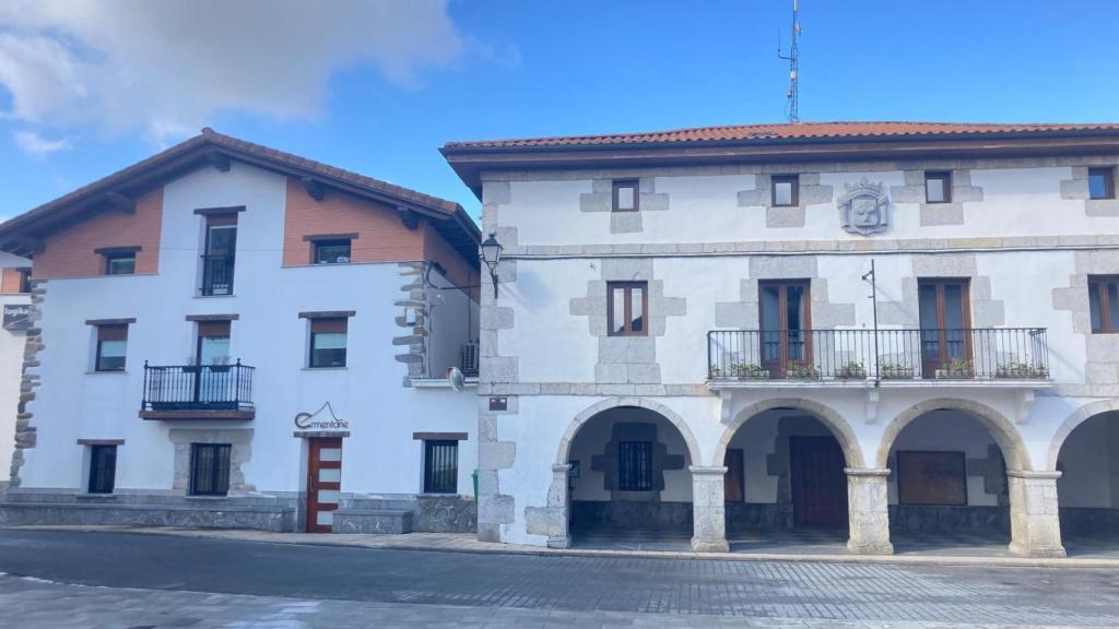La casa donde se aloja la sede central de Logikaline y, a su derecha, el ayuntamiento de Abalcisqueta.