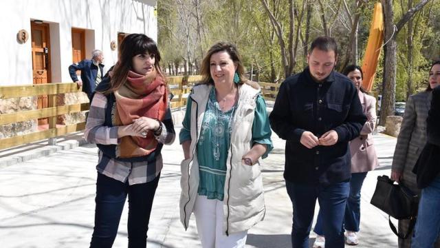Rozalén, Patricia Franco y el alcalde de Letur, Sergio Marín.