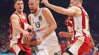 Dzanan Musa  presionado por Nemanja Nedovic y Rokas Giedraitis.