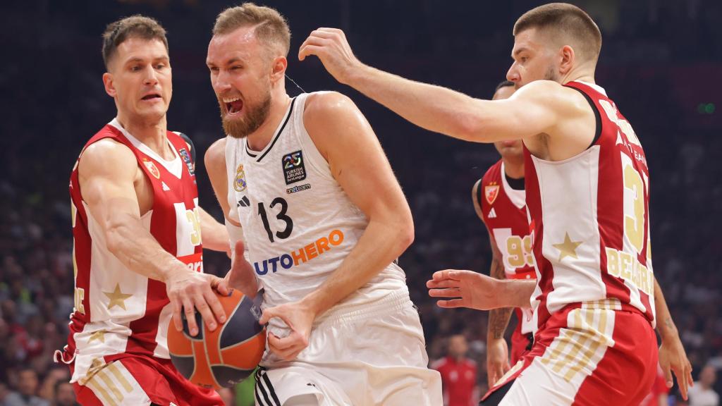 Dzanan Musa  presionado por Nemanja Nedovic y Rokas Giedraitis.