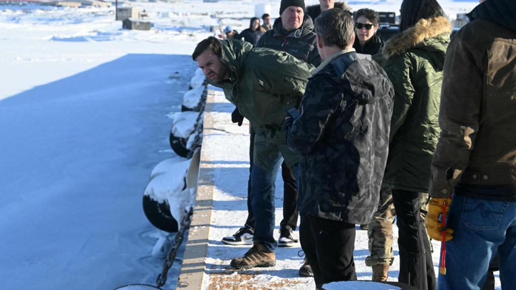 El vicepresidente estadounidense, J. D. Vance, visita la base espacial Pituffik del ejército estadounidense en Groenlandia.