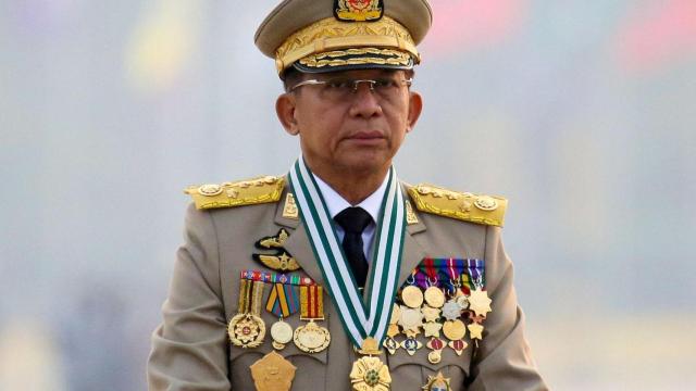 El jefe de la junta de Birmania, el general Min Aung Hlaing, quien derrocó al Gobierno electo en un golpe, preside un desfile del ejército el Día de las Fuerzas Armadas en Naiypidó.