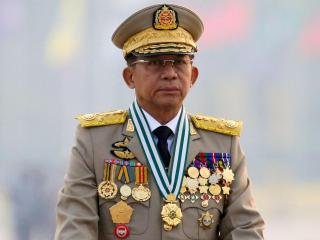 El jefe de la junta de Birmania, el general Min Aung Hlaing, quien derrocó al Gobierno electo en un golpe, preside un desfile del ejército el Día de las Fuerzas Armadas en Naiypidó.