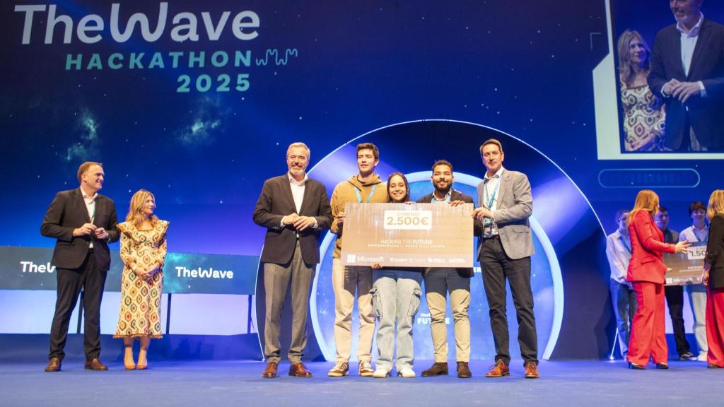 El equipo 'Debugging Masters' jutnto al presidente de Aragón, Jorge Azcón, en el recibimiento del premio.