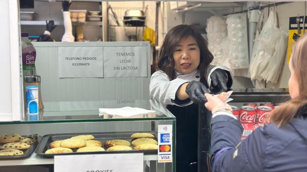 Una clienta comprando se bocadillo de tortilla.