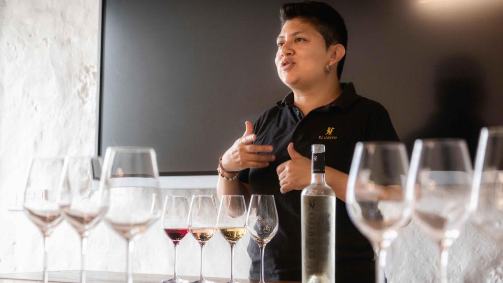 Elisa Dueña durante una de las catas en la bodega El Grifo.