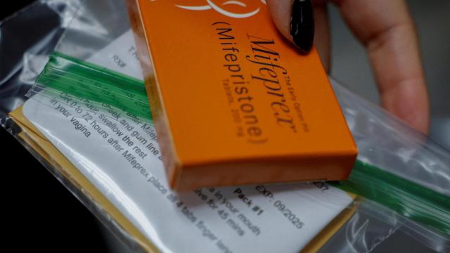 Una empleada de la Clínica de la Mujer Alamo prepara mifepristona, la primera pastilla en un aborto con medicamentos, para una paciente en Carbondale, Illinois, Estados Unidos, el 9 de abril de 2024.