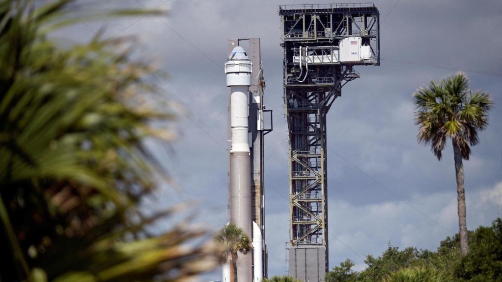 El cohete Starliner de Boeing en su plataforma de lanzamiento.
