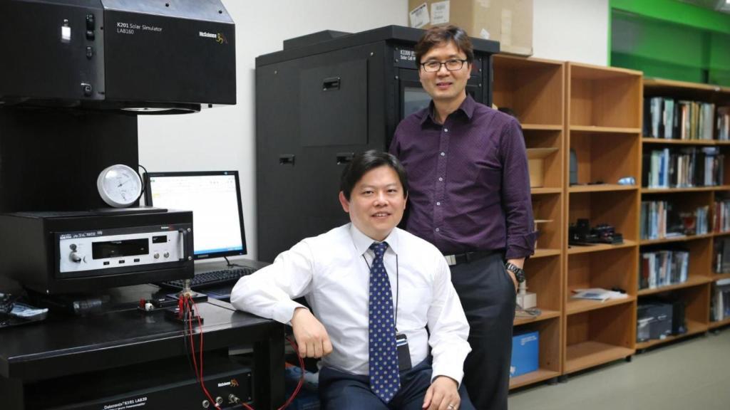 De izquierda a derecha, Su Il-in y Jong-Sung Yu, investigadores del DGIST.