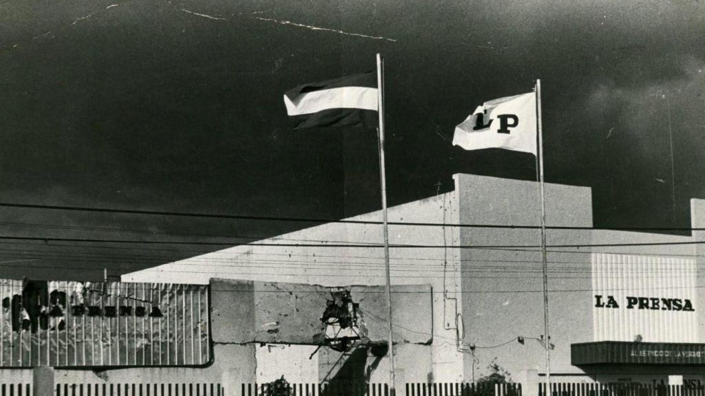 Así quedó la entrada de La Prensa después de ser bombardeada en 1978.