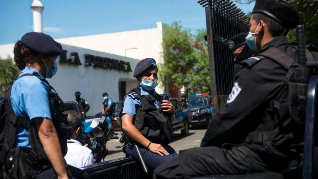 Varias patrullas policiales asaltaron la redacción del periódico el viernes 13 de agosto de 2021.