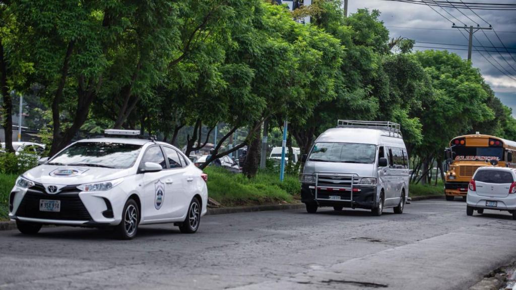 Esta es una de las fotografías que pudo hacer Óscar Navarrete. Un coche de Migración escoltando al autobús de las monjas que las llevaba hacia la frontera con Costa Rica
