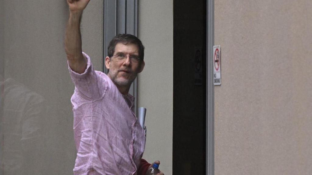 Juan Lorenzo Holmann horas después de salir de prisión y ser desterrado a Estados Unidos.