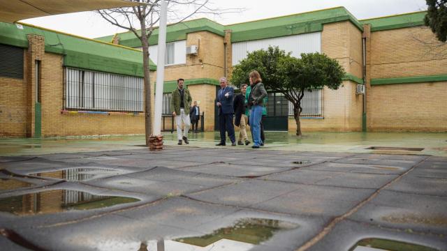 El alcalde de Sevilla, José Luis Sanz, en el CEIP Jorge Juan y Ulloa del distrito Cerro-Amate.