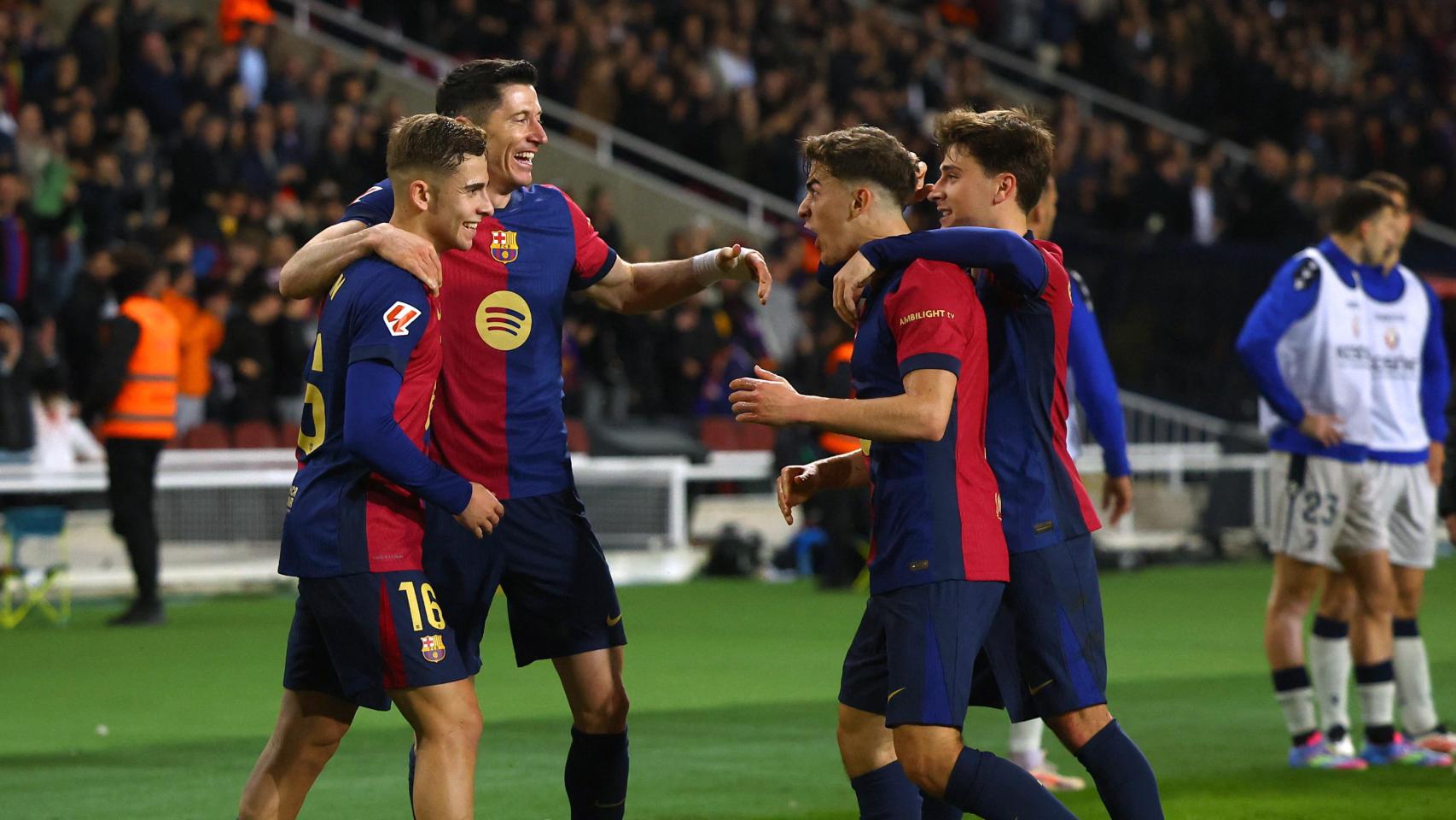 Los jugadores del Barça celebran el gol de Lewandowski contra Osasuna.