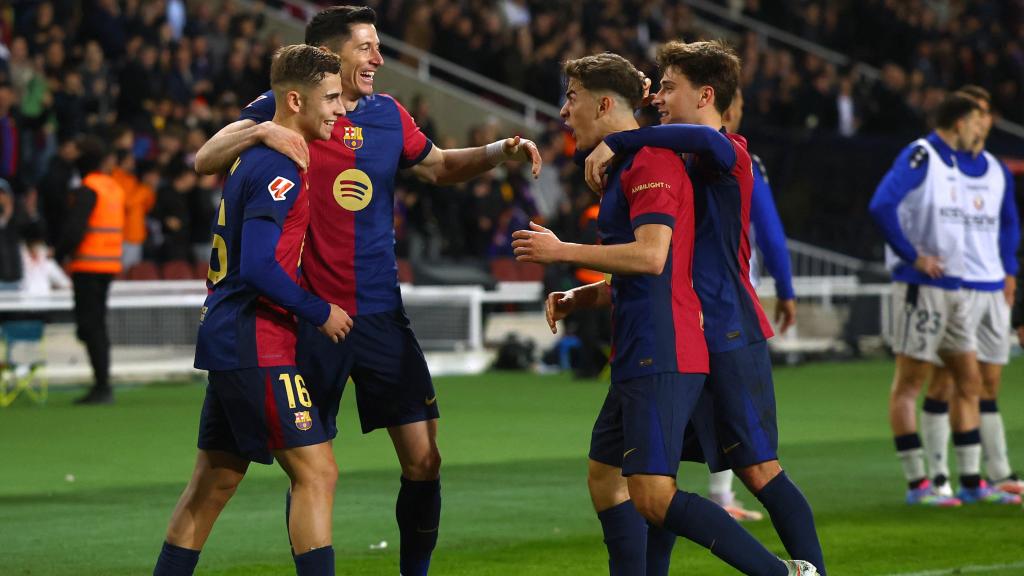 Los jugadores del Barça celebran el gol de Lewandowski contra Osasuna.