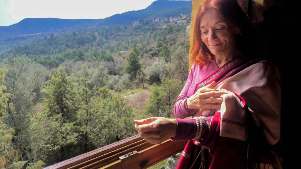 Viviana, junto a la ventana de su casa que mira al horizonte de las montañas budistas de Panillo.