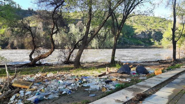 Imagen de la ribera del Tajo repleta de basura.