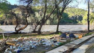 Imagen de la ribera del Tajo repleta de basura.
