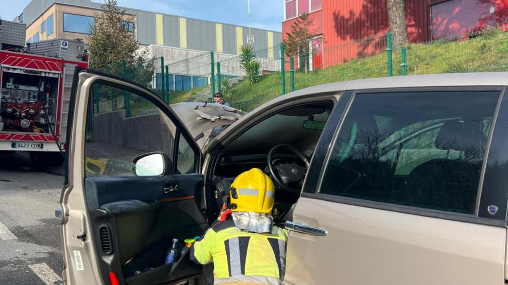 Se incendia un coche parado en el arcén del polígono de Espiñeira en Boiro (A Coruña)
