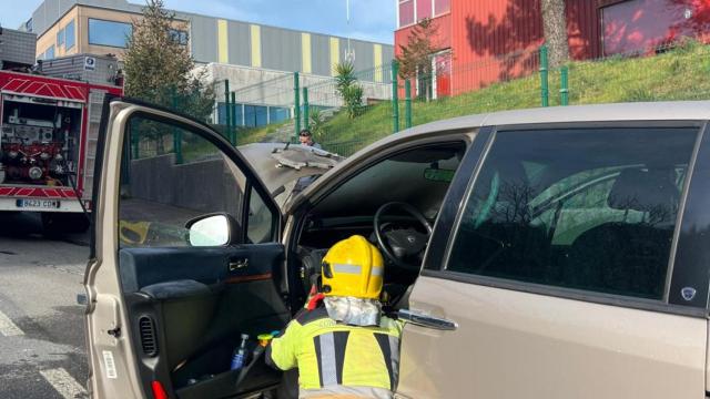 Se incendia un coche parado en el arcén del polígono de Espiñeira en Boiro (A Coruña)