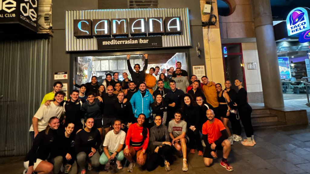 Algunos de los corredores de Samana en la puerta del restaurante