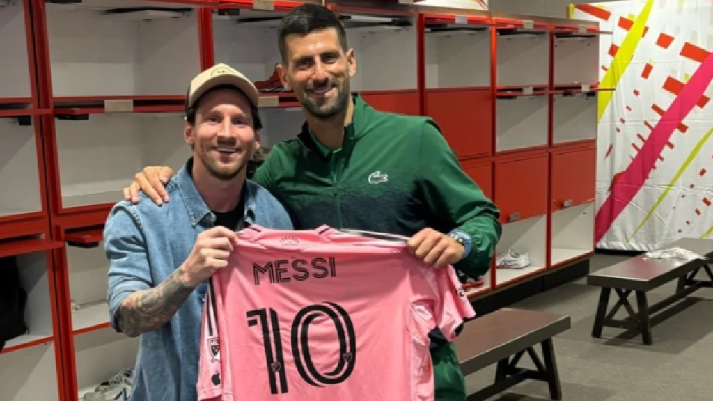 Messi y Djokovic posan con una camiseta del Inter Miami.