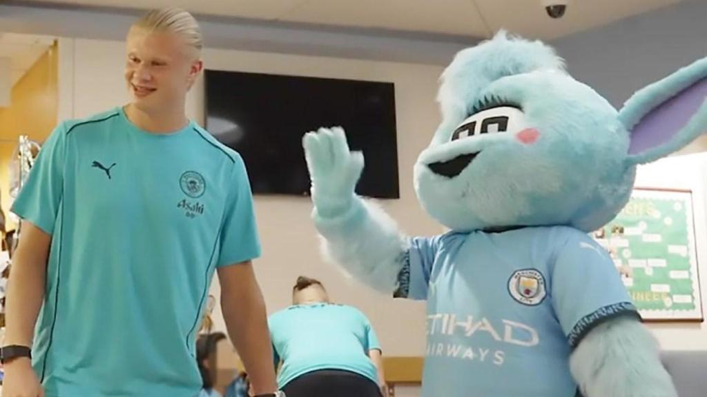 Haaland, junto a la mascota del Manchester City.