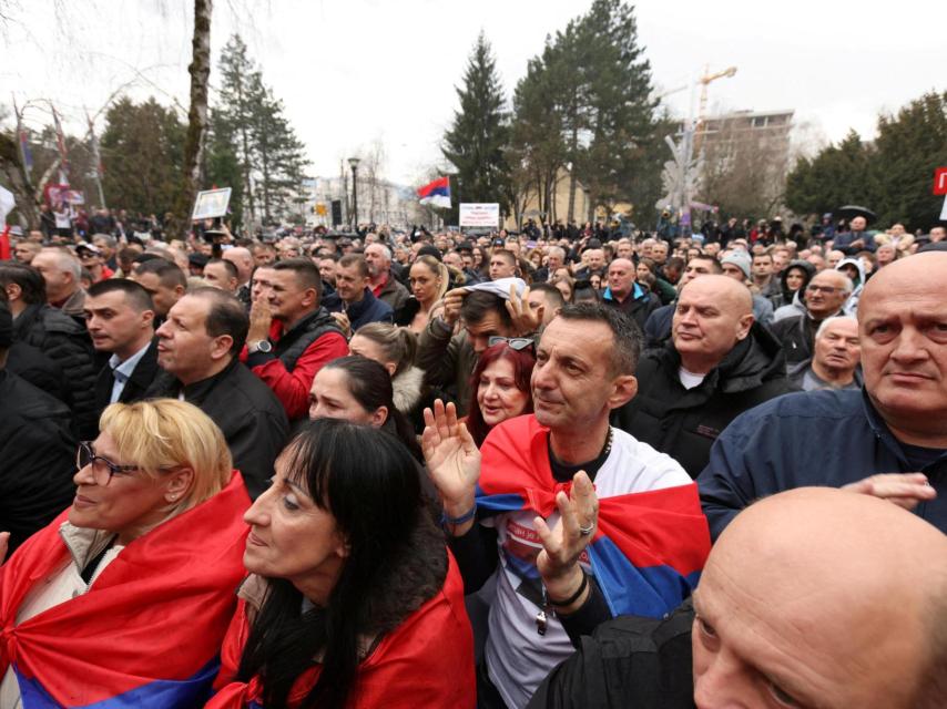 Serbios de Bosnia se manifiestan frente al parlamento regional en apoyo al presidente de la República Srpska, Milorad Dodik, a la espera de un veredicto judicial sobre las acusaciones de que desafió las resoluciones del enviado internacional de paz de Bosnia, en Banja Luka, Bosnia y Herzegovina, 26 de febrero de 2025.