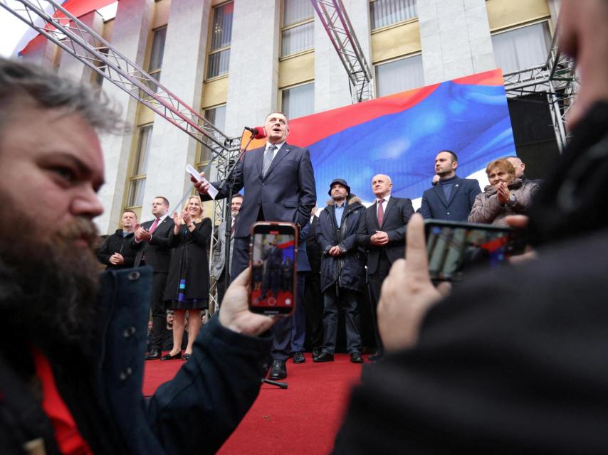 Serbios de Bosnia se manifiestan frente al parlamento regional en apoyo al presidente de la República Srpska, Milorad Dodik, a la espera de un veredicto judicial sobre las acusaciones de que desafió las resoluciones del enviado internacional de paz de Bosnia, en Banja Luka, Bosnia y Herzegovina, 26 de febrero de 2025