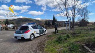 Un vehículo de la Guardia Civil en el lugar de los hechos