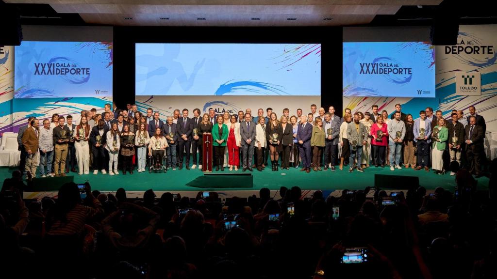 Foto de familia con todos los premiados.