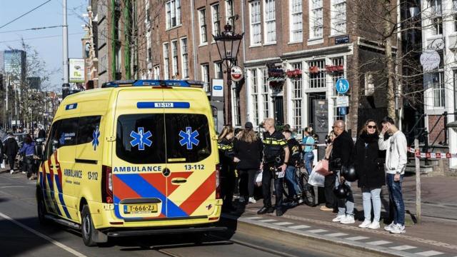 El servicio de Emergencias atiende a las víctimas del apuñalamiento en Ámsterdam.