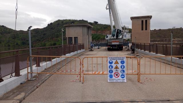 Los trabajos para arreglar el desagüe del embalse de Casasola.