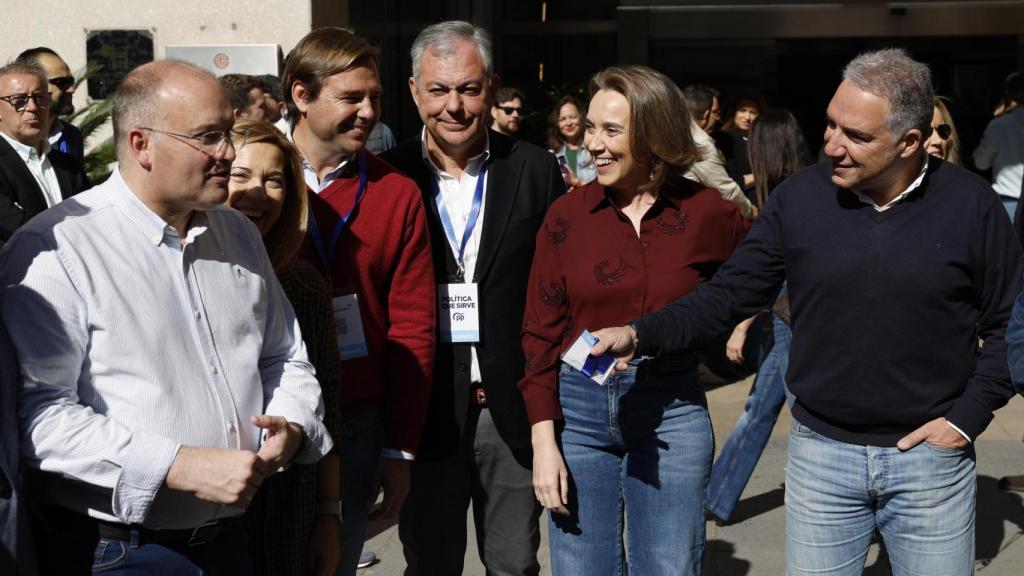 Elías Bendodo (d), la secretaria general del PP Cuca Gamarra (2d), el alcalde de Sevilla (3d), y el portavoz del partido en el Congreso Miguel Tellado (i).