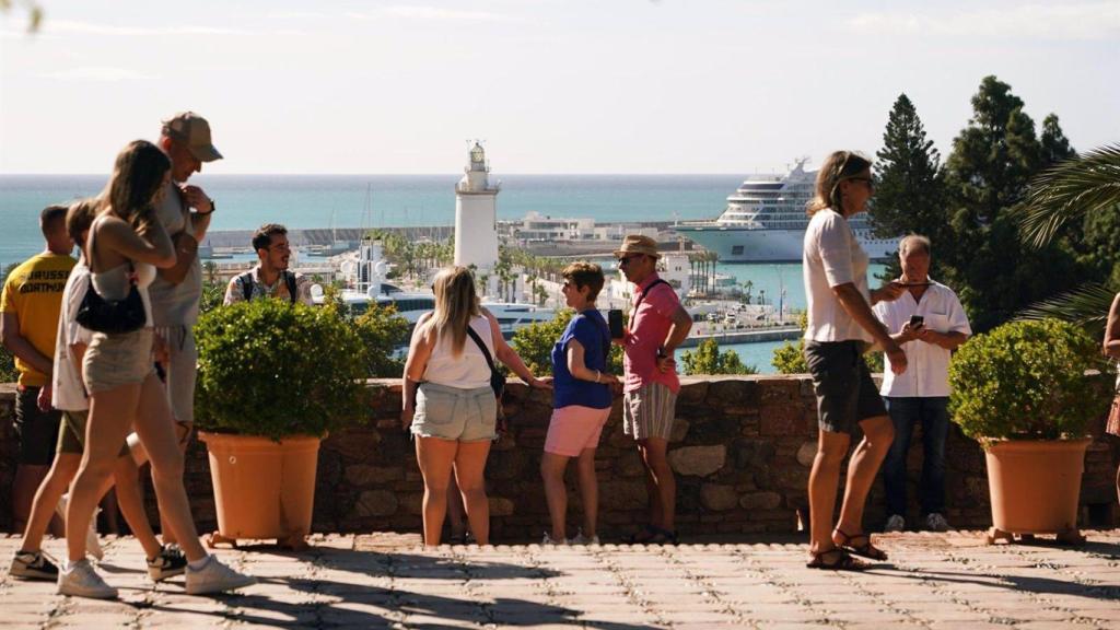 Turistas visitando la ciudad de Málaga en una imagen de archivo.