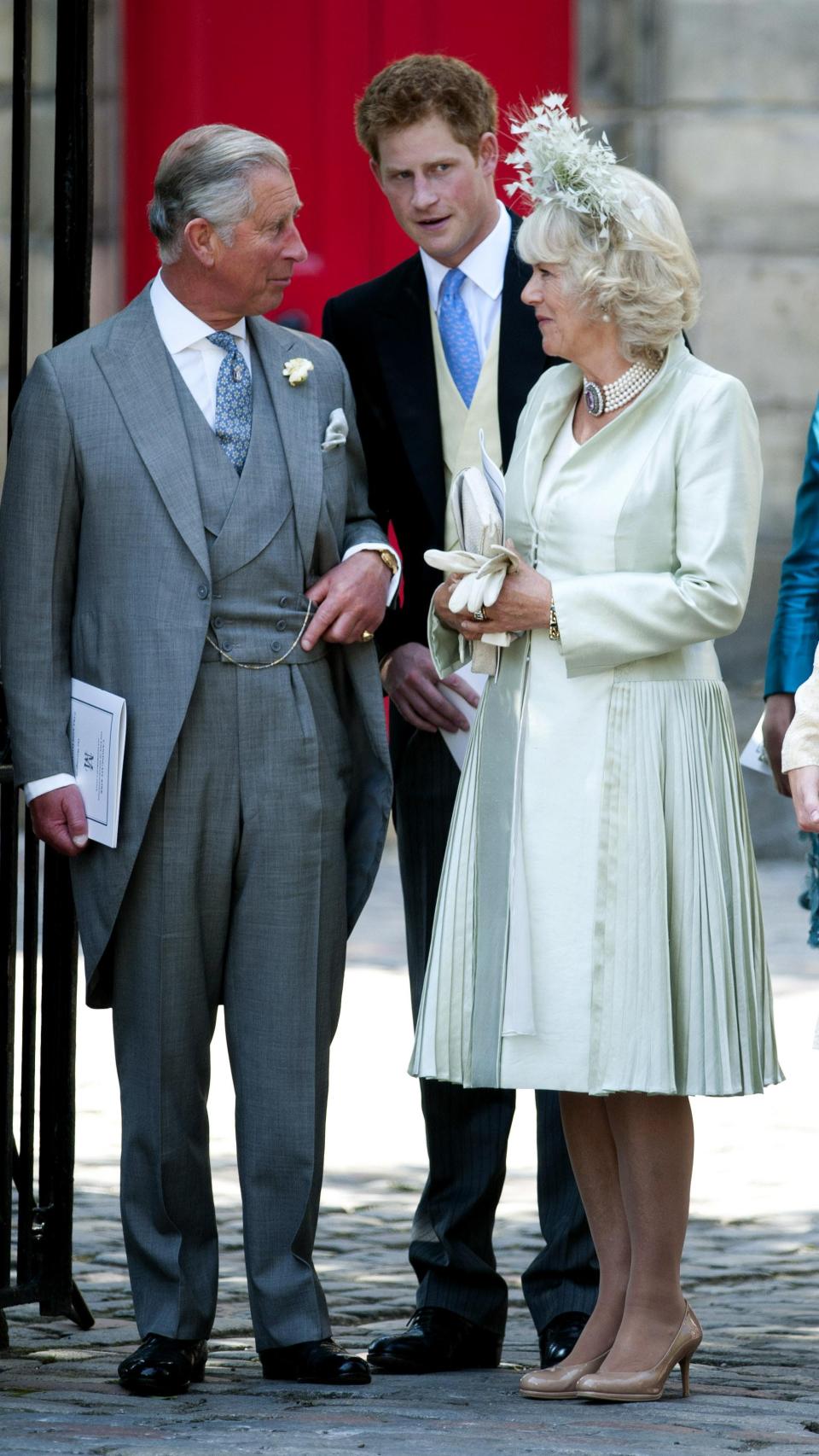 El Rey Carlos III y su mujer, Camila, con el príncipe Harry en la boda de Zara Phillips y Mike Tindall en Edimburgo (Escocia), en 2011.