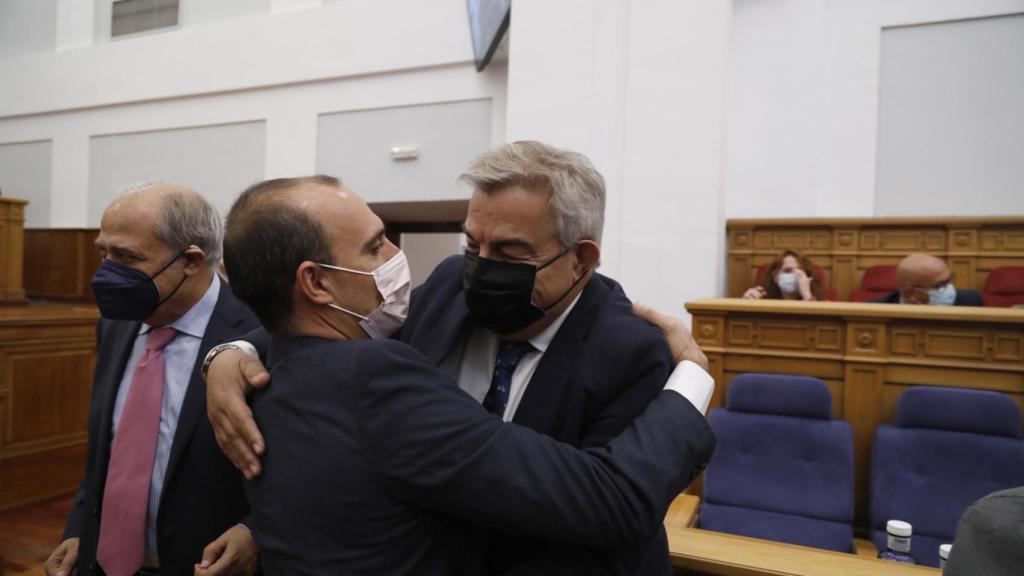 Fernández-Galiano y el presidente de las Cortes, Pablo Bellido, en una imagen de archivo.