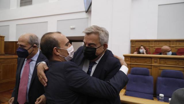Fernández-Galiano y el presidente de las Cortes, Pablo Bellido, en una imagen de archivo.