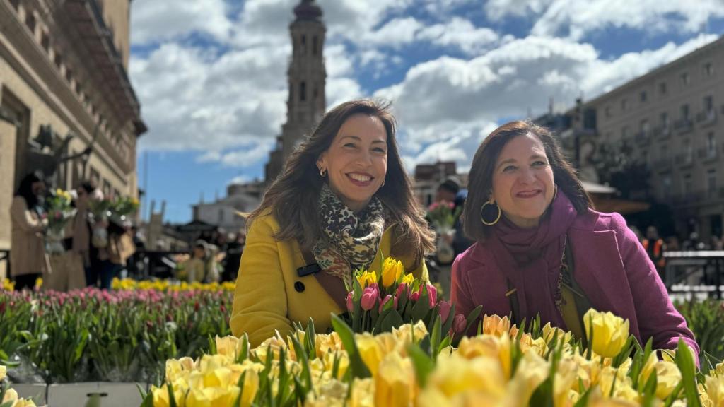La alcaldesa de Zaragoza, Natalia Chueca, junto a la consejera de Cultura, Educación y Turismo, Sara Fernández, en el mercado solidario de tulipanes..