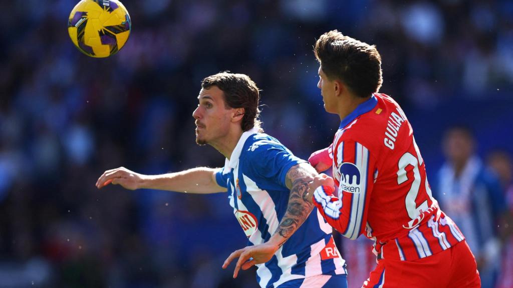 Carlos Romero presionado por Giuliano Simeone.