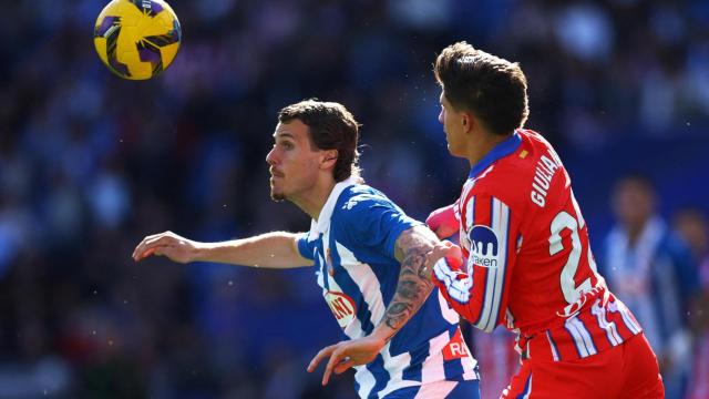 Carlos Romero presionado por Giuliano Simeone.