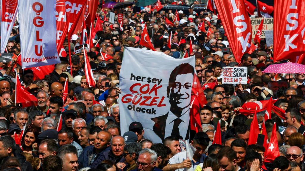 La gente asiste a una manifestación para protestar contra el arresto del alcalde de Estambul, Ekrem Imamoglu.