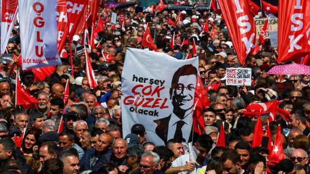 La gente asiste a una manifestación para protestar contra el arresto del alcalde de Estambul, Ekrem Imamoglu.