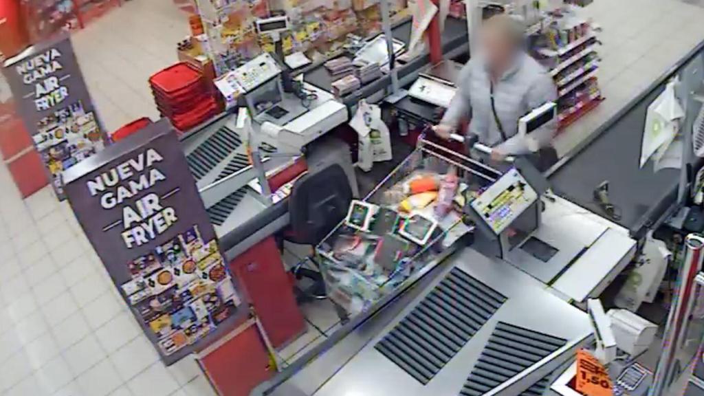 Captura de vídeo de uno de los hurtos. Guardia Civil.