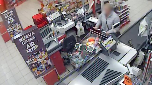 Captura de vídeo de uno de los hurtos. Guardia Civil.